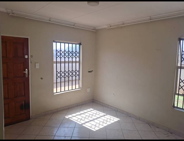 2 BEDROOM FREEHOLD FOR SALE IN CRYSTAL PARK